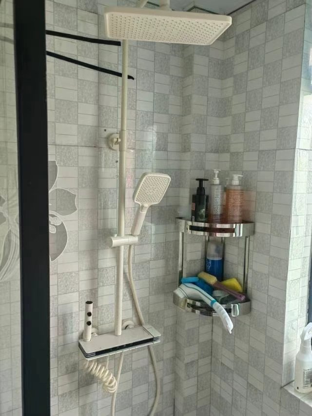 German importer warehouse with NINGJUN shower products